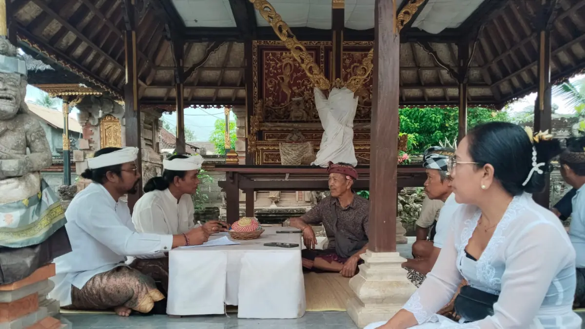 FOTO ISTIMEWA
PENYUSUNAN : Penyusunan purana Pura Dalem Penataran Lodtunduh, Ubud.&nbsp;