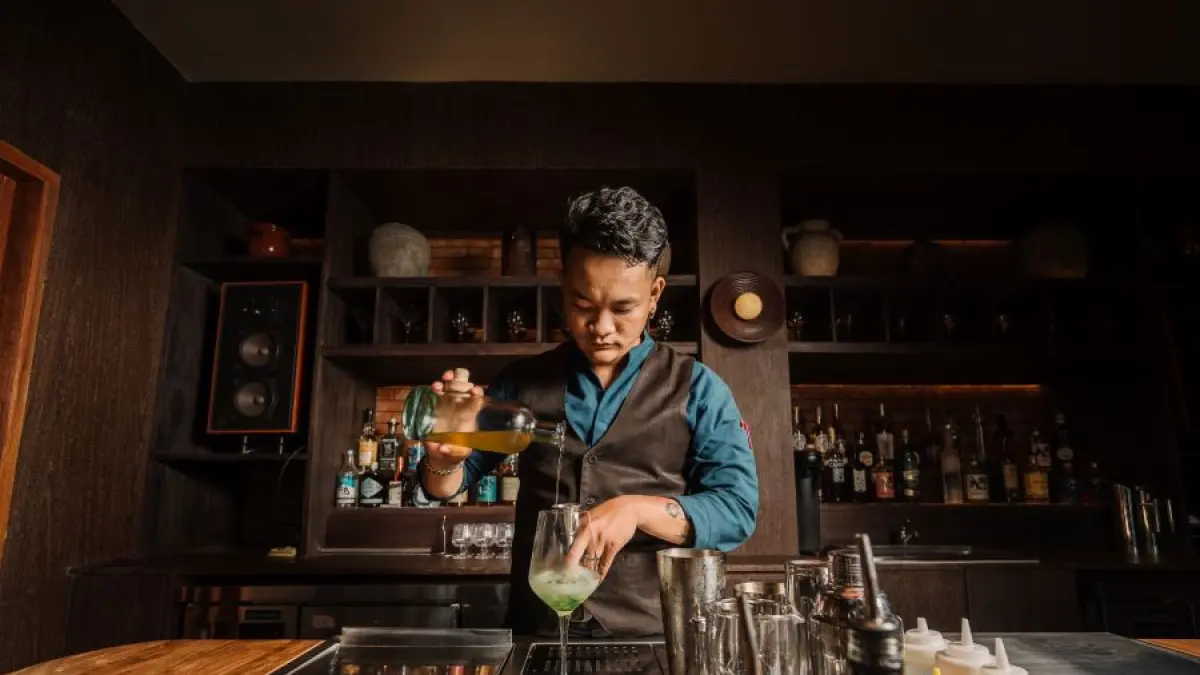 Mixologist Dedi Mulyadi memimpin program minuman Tamba. (Ist)
