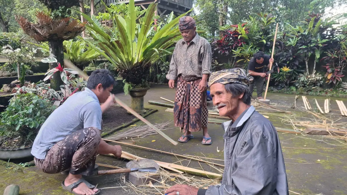 Suasana menganyam bedeg di Sekolah Adat Manik Empul Desa Pedawa, Rabu (27/5) (I Putu Mardika/Bali Express)