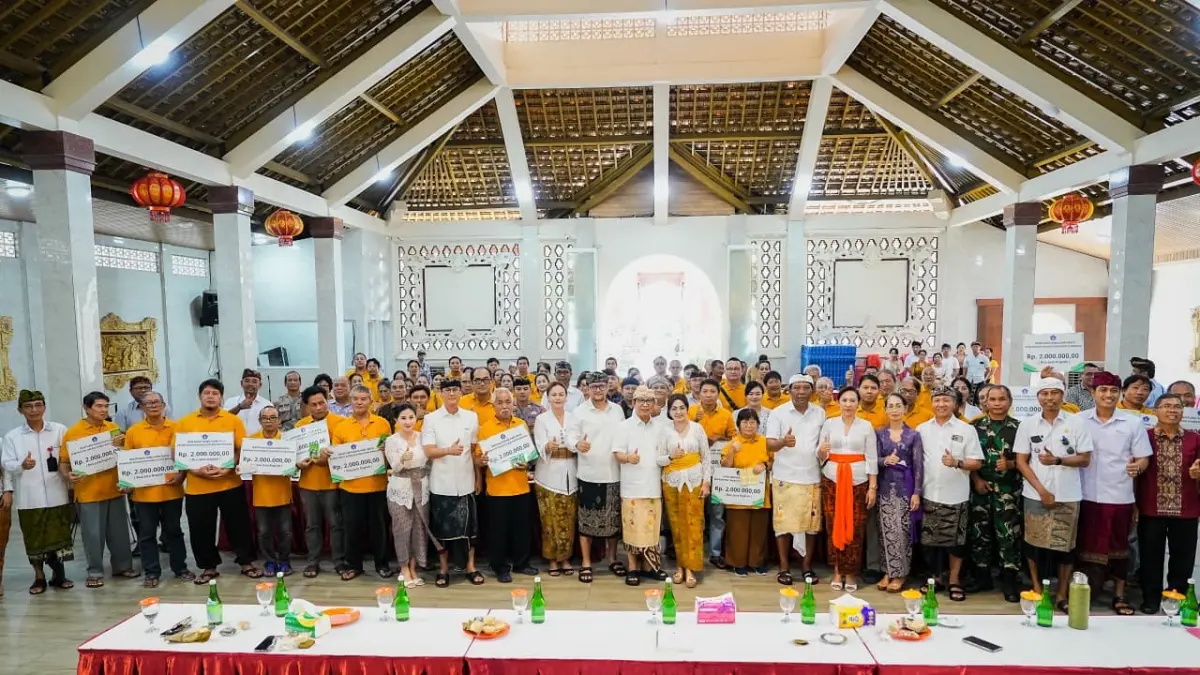 Bupati Adi Arnawa bersama Wabup Bagus Alit Sucipta menyerahkan Bantuan Sosial menjelang Hari Waisak kepada umat Buddha di Balai Serba Guna Dharma Semadhi, Vihara Dharmayana, Kelurahan Kuta, Kamis (28/5)