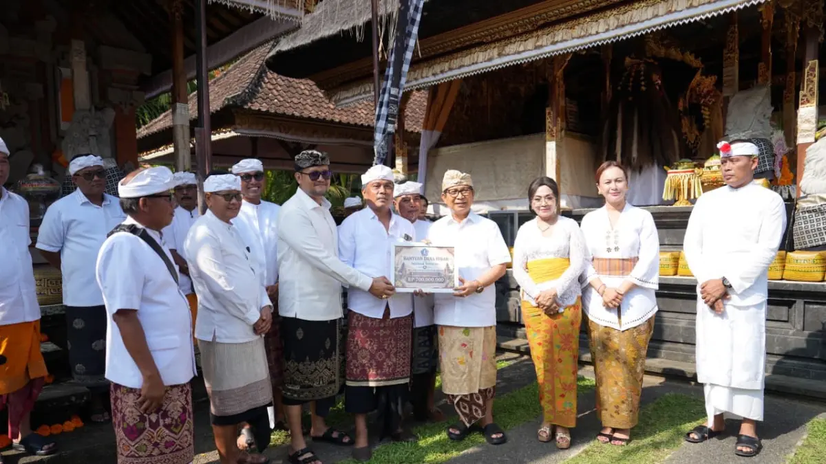 MENGHADIRI: Bupati Adi Arnawa bersama Wabup Bagus Alit Sucipta menghadiri Upacara Ngeratep dan Melaspas Ida Betara di Pura Dalem Suargan, Banjar Kedewatan, Desa Bongkasa, Kamis (28/5).