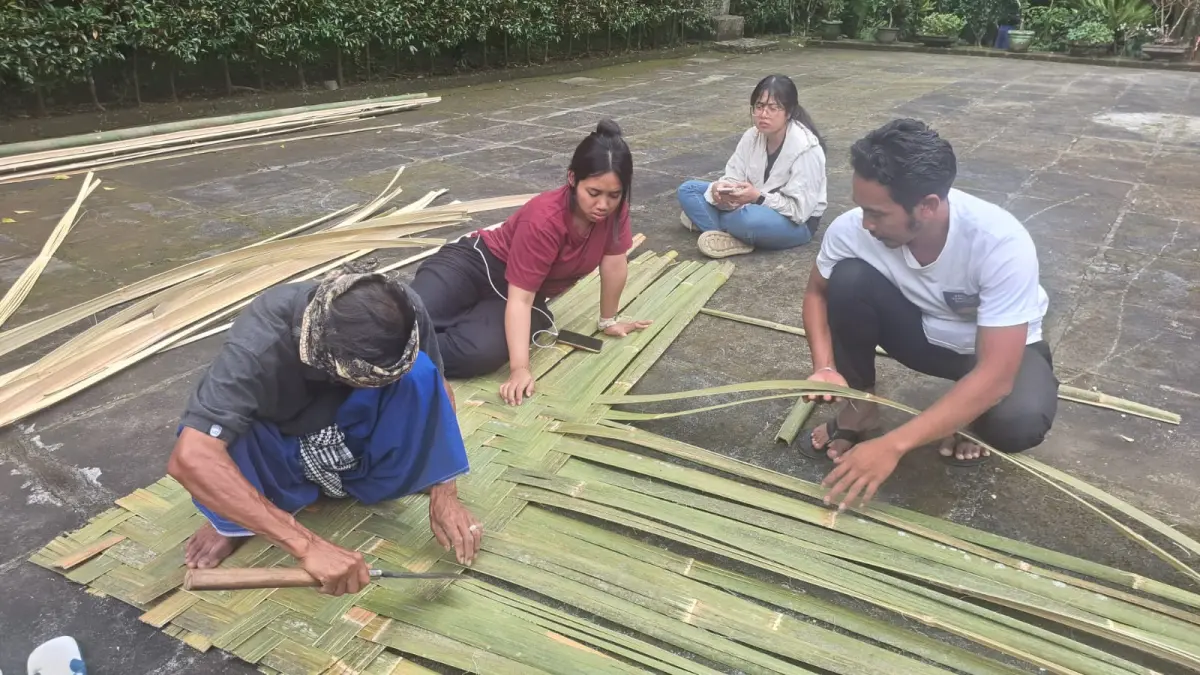 Pelatihan membuat bedeg untuk siswa Sekolah Adat Manik Mpul di Pondok Literasi Sabih, Pedawa. (Dian Suryantini/Bali Express)