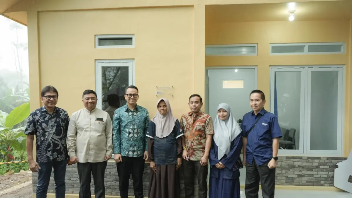 Direktur Penyusunan Sistem Pembiayaan Perumahan dan Kawasan Permukiman Kementerian PKP RI R. Haryo Bekti Martoyoedo (ketiga kanan), Bupati Garut Abdusy Syakur Amin (kedua kiri), Sekretaris Dinas Perumahan dan Permukiman Provinsi Jawa Barat Isma Andini Prihati (kedua kanan), Chief of Corporate Affairs Astra Boy Kelana Soebroto (ketiga kiri), dan Ketua Pengurus Yayasan Astra - Yayasan Dharma Bhakti Astra Rahmat Samulo (kiri) dalam kegiatan serah terima kunci Rumah Layak Huni (RLH) sekaligus peluncuran EcoBiz di Desa Sejahtera Astra Garut yang terletak di Kecamatan Pakenjeng, Kabupaten Garut, Jawa Barat, pada Kamis (28/5)