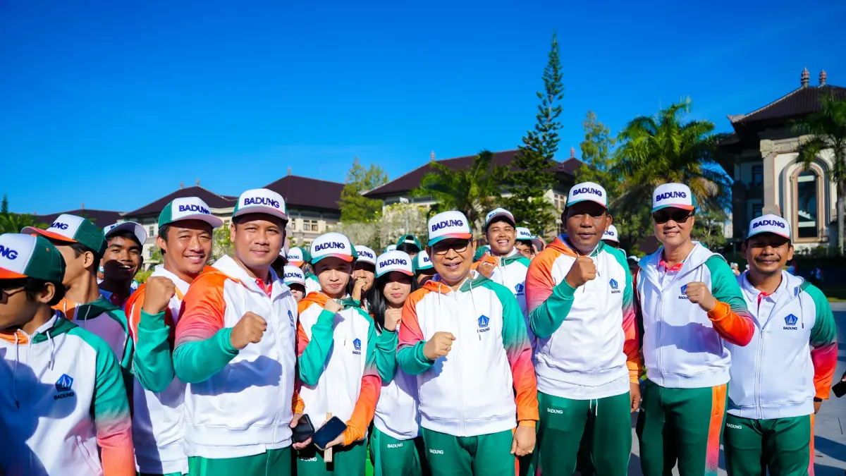 Bupati Adi Arnawa melepas Kontingen Kabupaten Badung yang akan berlaga dalam PORJAR Provinsi Bali Tahun 2026 di Lapangan Mangupraja Mandala, Puspem Badung, Jumat (29/5). (PROKOMPIM SETDA BADUNG)