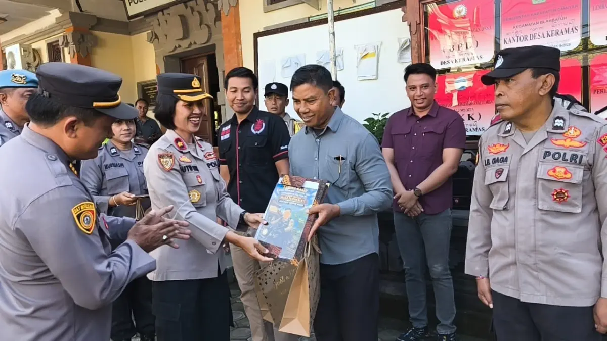 DILEPAS : Dua personel Polsek Blahbatuh dilepas.&nbsp;