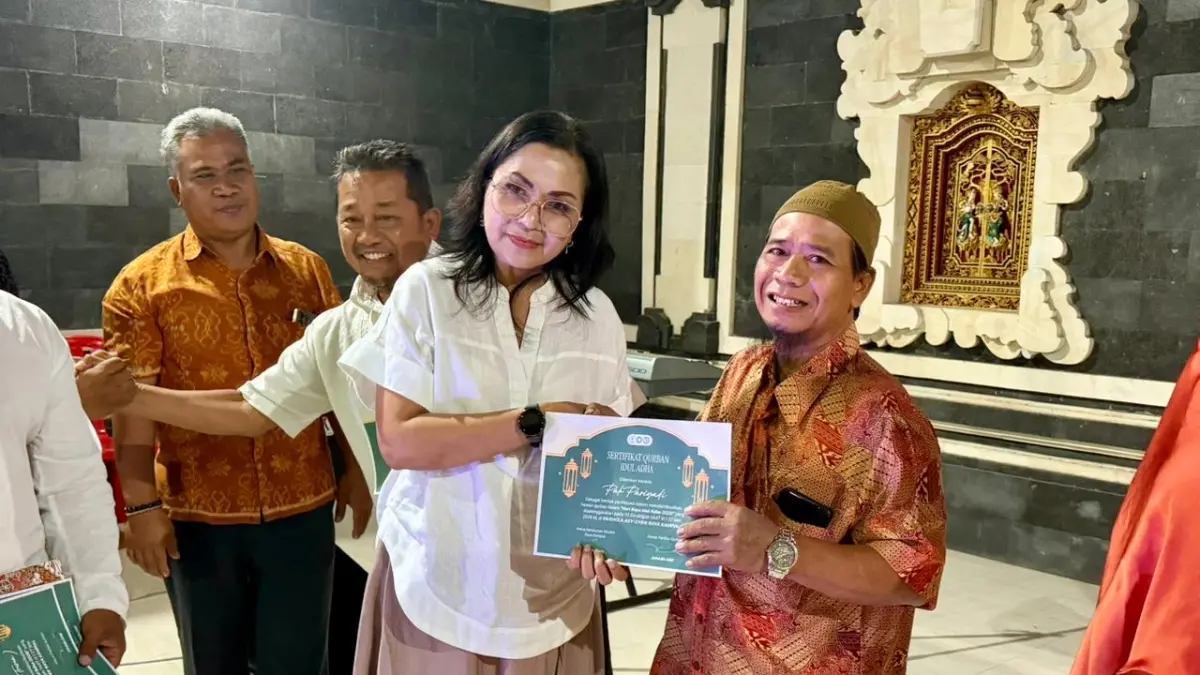 Ketua TP PKK Badung, Nyonya Rasniathi Adi Arnawa hadiri Ramah Tamah Semarak Gebyar Idul Adha 2026 di Balai Suka Duka Raya Kampial, Lingkungan Menesa, Kelurahan Benoa, Kuta Selatan, Kamis (28/5). (PROKOMPIM SETDA BADUNG)