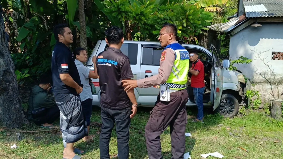 Mobil ambulans mengalami kerusakan pada bagian depan usai kecelakaan tunggal di Jalur Denpasar-Gilimanuk wilayah Banjar Sumbersari, Kecamatan Melaya, Jembrana, Kamis (28/5/2026).
