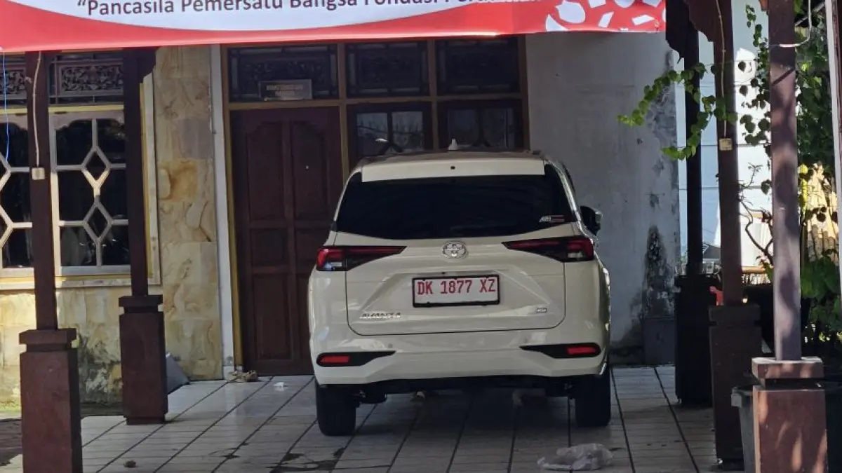 Mobil dinas baru terparkir di garasi Dinas Pariwisata Klungkung. (Adi Prabawa/Bali Express)

&nbsp;