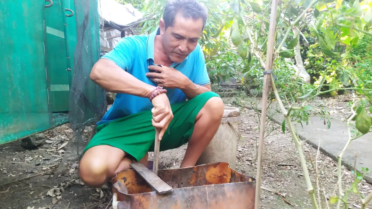 Salah satu warga Desa Bengkel menunjukan kantong sampah untuk tempat sampah terpilah di rumahnya. (Ist)