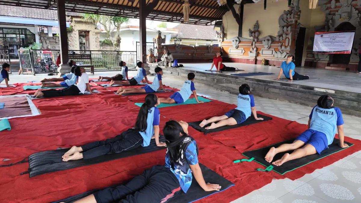 YOGA : Pelaksanaan yoga di Madyama Widyalaya Rsi Markandya, Desa Taro, Kecamatan Tegallalang.&nbsp;