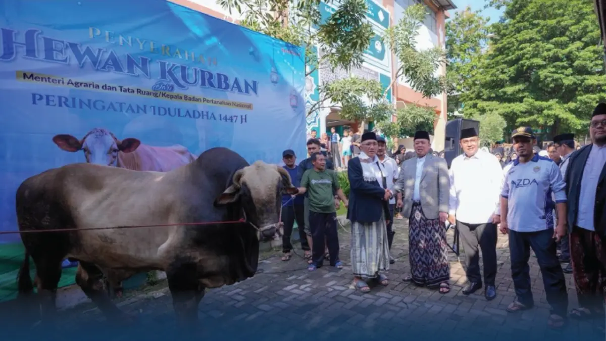 Menteri Nusron Serahkan Hewan Kurban ke Ponpes Darunnajah
