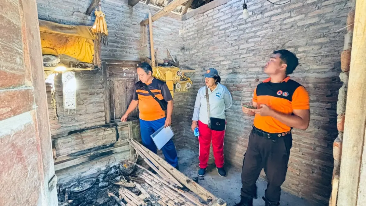 Rumah warga di Seririt terbakar akibat api dupa, Kamis (28/5/2026). (Ist)

