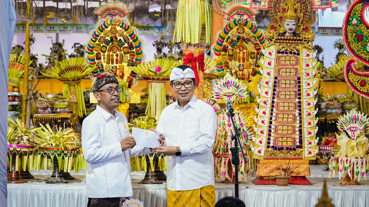 Bupati Adi Arnawa saat menghadiri Karya Nyawa Wedana Utama di Wantilan Nusa Bangsul, Desa Adat Ungasan, Kuta Selatan, Minggu (31/5). (Bali Express/Istimewa)