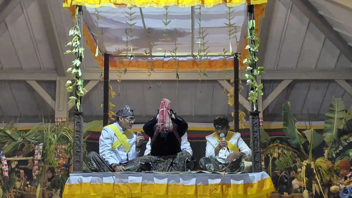 Julianto calon dukun pandita dari Ngadisari saat mengikuti prosesi Mulunen pada Senin (1/6) dini hari di Pura Luhur Poten (I Putu Mardika/Bali Express)