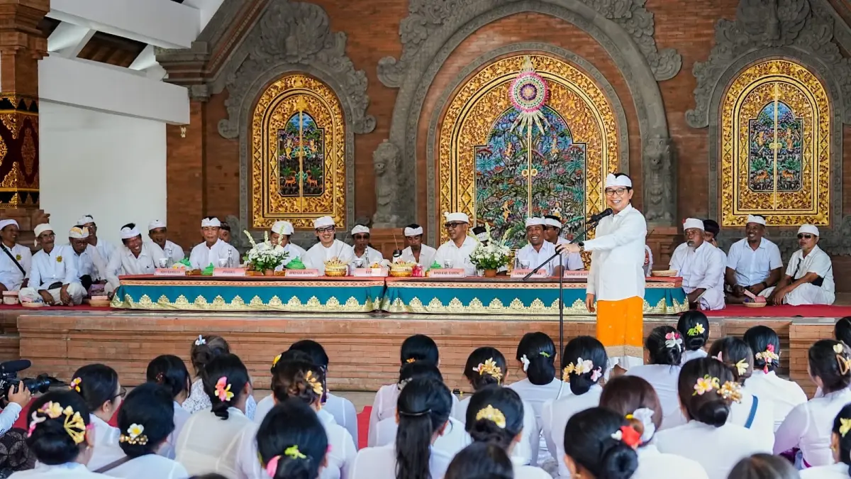 PERESMIAN: Bupati Adi Arnawa menandatangani prasasti sekaligus meresmikan Bale Banjar Pipitan, Desa Canggu, Kecamatan Kuta Utara, Jumat (29/5).
