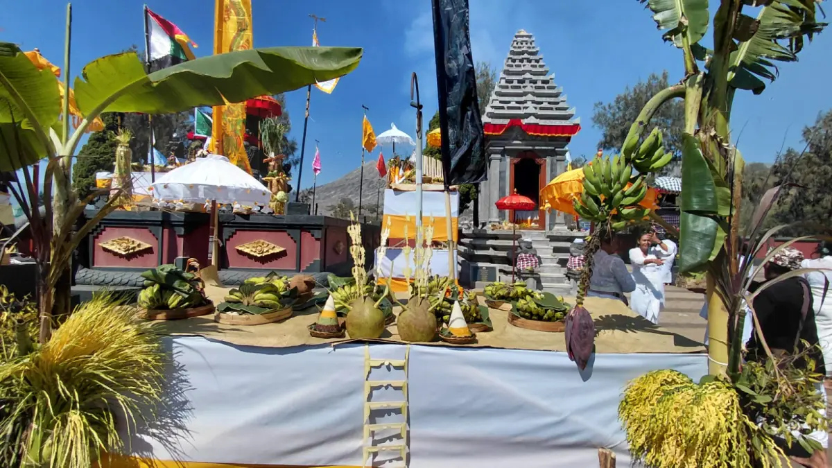 Sarana Yadnya Kasada di Pura Luhur Poten, Bromo pada Minggu (31/5) bertepatan dengan Purnama Sada (I Putu Mardika/Bali Express)