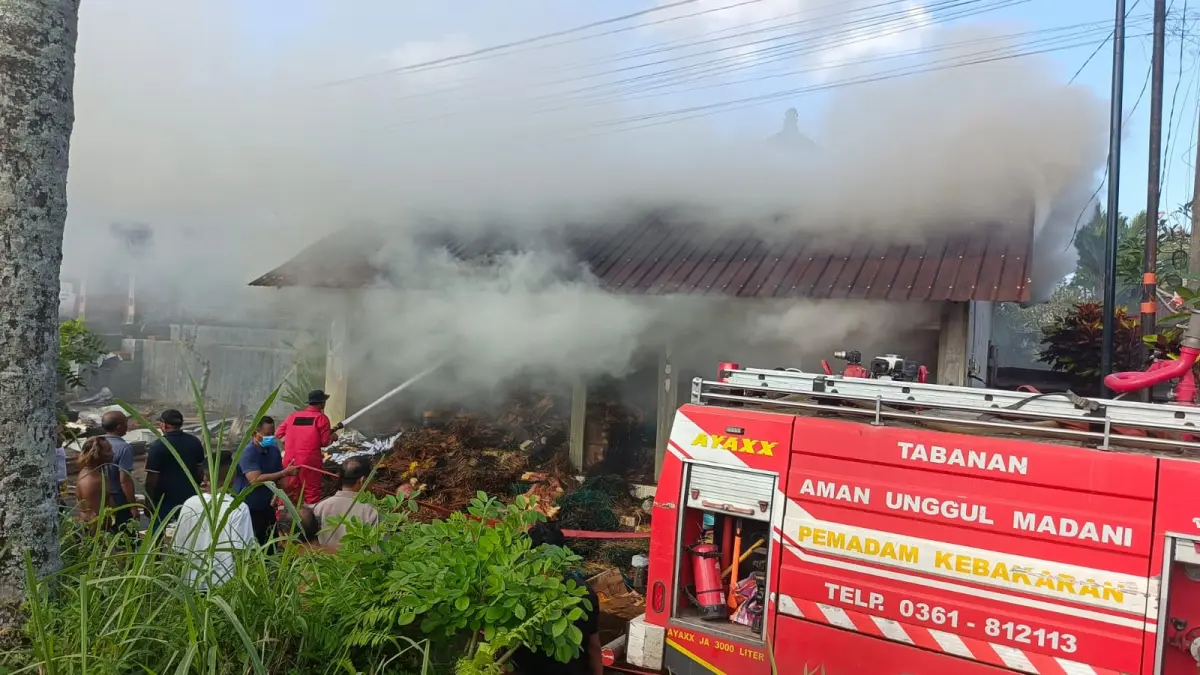 Kebakaran gudang dupa di Banjar Dinas Kalibalang, Desa Payangan, Kecamatan Marga, Kabupaten Tabanan, Minggu (31/5/2026). (Ist)