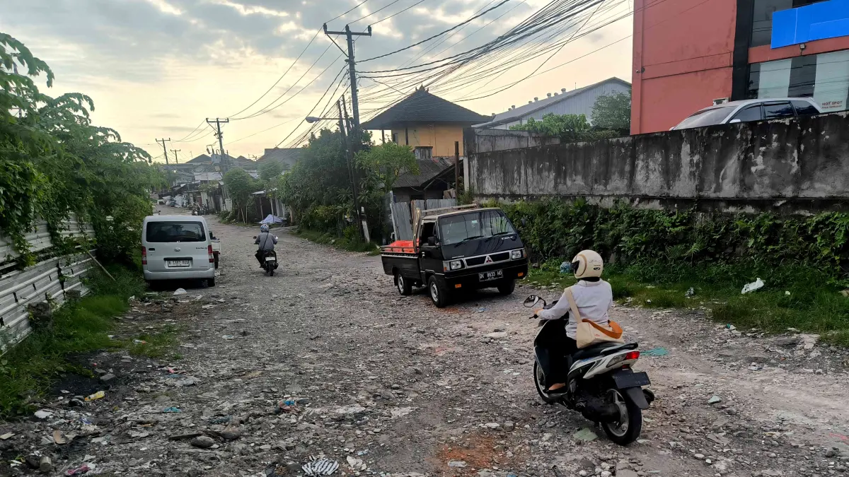 Kondisi Jalan Karya Makmur, Desa Ubung Kaja yang akan mendapatkan perbaikan pada tahun 2027. (Agung Bayu/Bali Express)