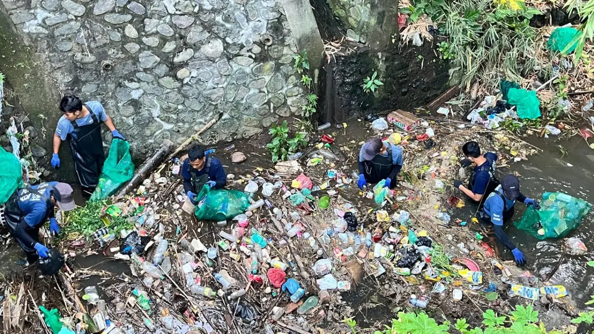 Pembersihan sampah di sungai kawasan Yeh Taluh, Buleleng, Senin (1/6/2026). (Dian/Bali Express)