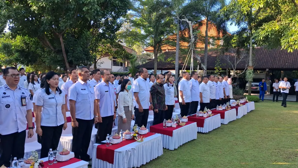 DILEPAS : Bupati Gianyar I Made Mahayastra melepas peserta penerima bantuan biaya kontribusi pendidikan di Kabupaten Gianyar, Rabu (3/6).