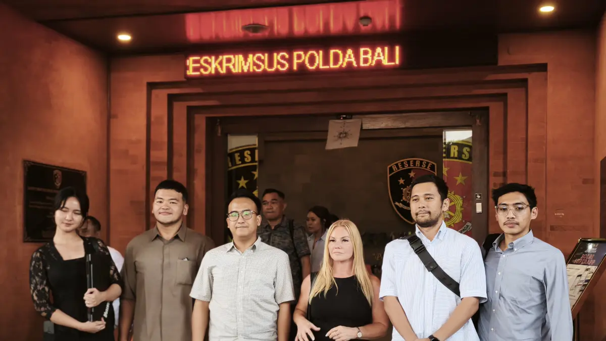 Salah satu korban Amanda Walsh didampingi Kuasa Hukum dari Solvere Law Office usai menjalani pemeriksaan di Polda Bali. (Bali Express/I Gede Paramasutha)