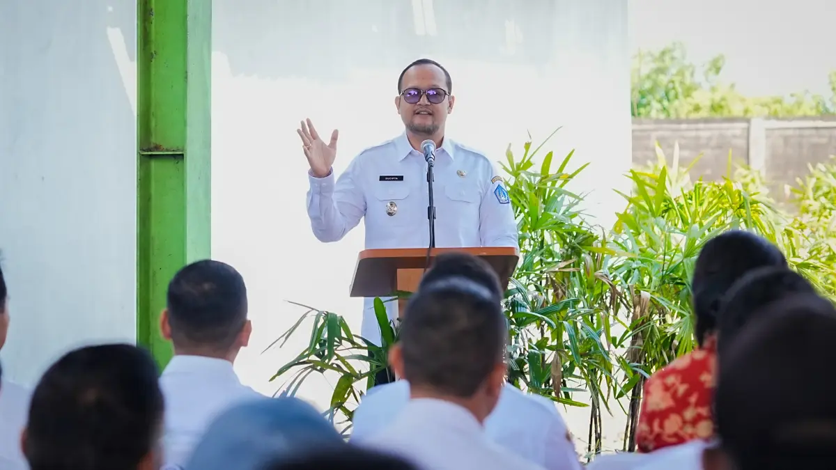 Wabup Bagus Alit Sucipta saat meresmikan Tempat Penampungan Sementara Sampah Spesifik B3 dan Limbah B3 (TPSSS-B3) di TPST Mengwitani, Rabu (3/6). (PROKOMPIM SETDA BADUNG)