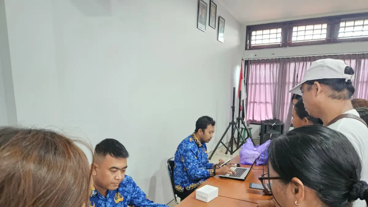 DIGITALISASI : Uji Coba Terbatas Digitalisasi Bantuan Sosial melalui Portal Perlindungan Sosial (Perlinsos) di Kantor Camat Blahbatuh, Kamis (4/6).
