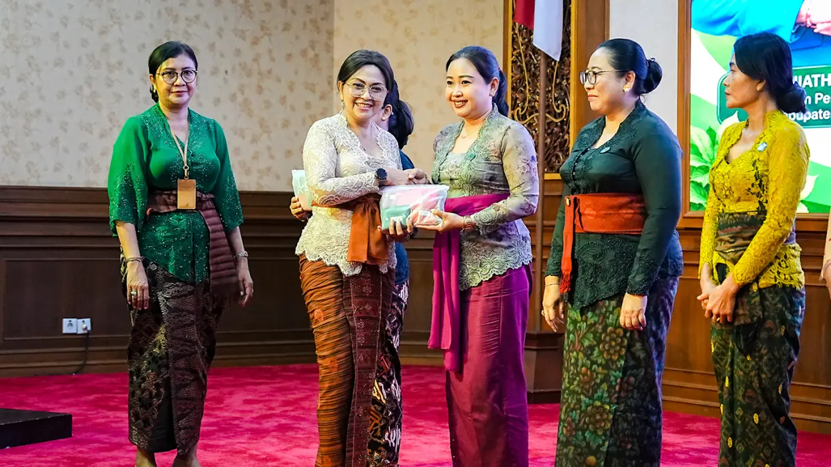 Ketua TP PKK Badung Nyonya Rasniathi Adi Arnawa saat hadiri Sosialisasi Badung Peduli Residu dan Optimalisasi Bank Sampah Mangu Srikandi di Ruang Kertha Gosana, Puspem Badung, Kamis (4/6). (PROKOMPIM SETDA BADUNG)