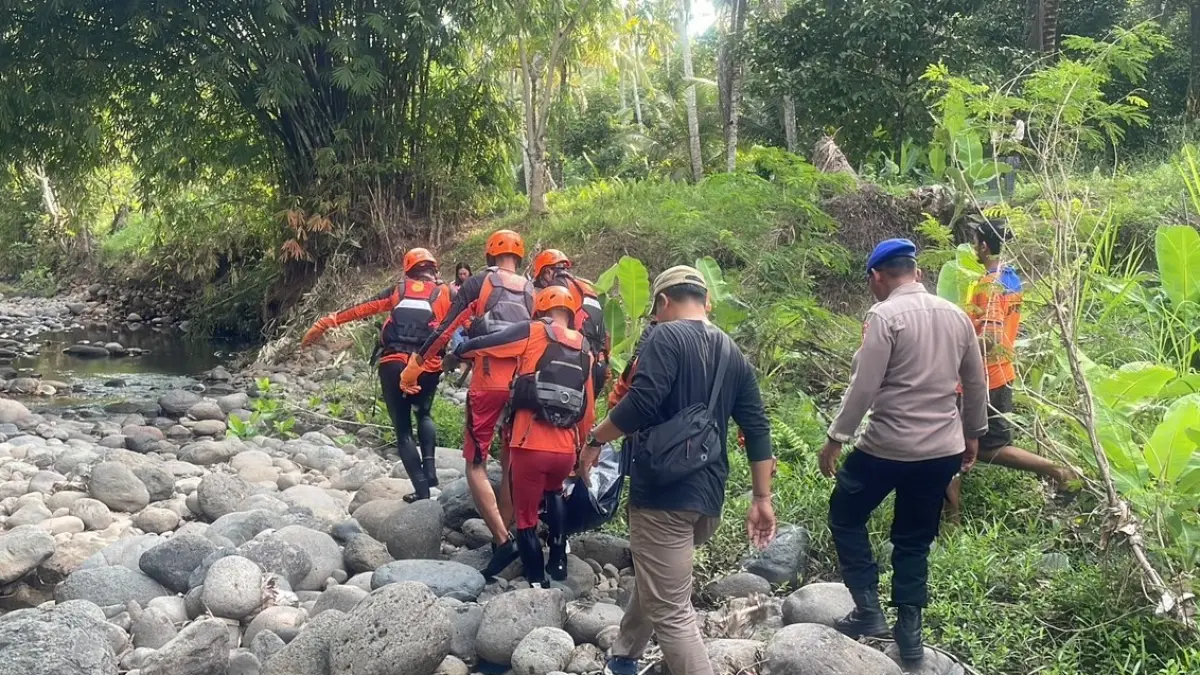 Tim SAR saat evakuasi remaja tenggelam di Dam Campuhan, Rabu (3/6/2026). (I Gde Riantory Warmadewa/Bali Express)