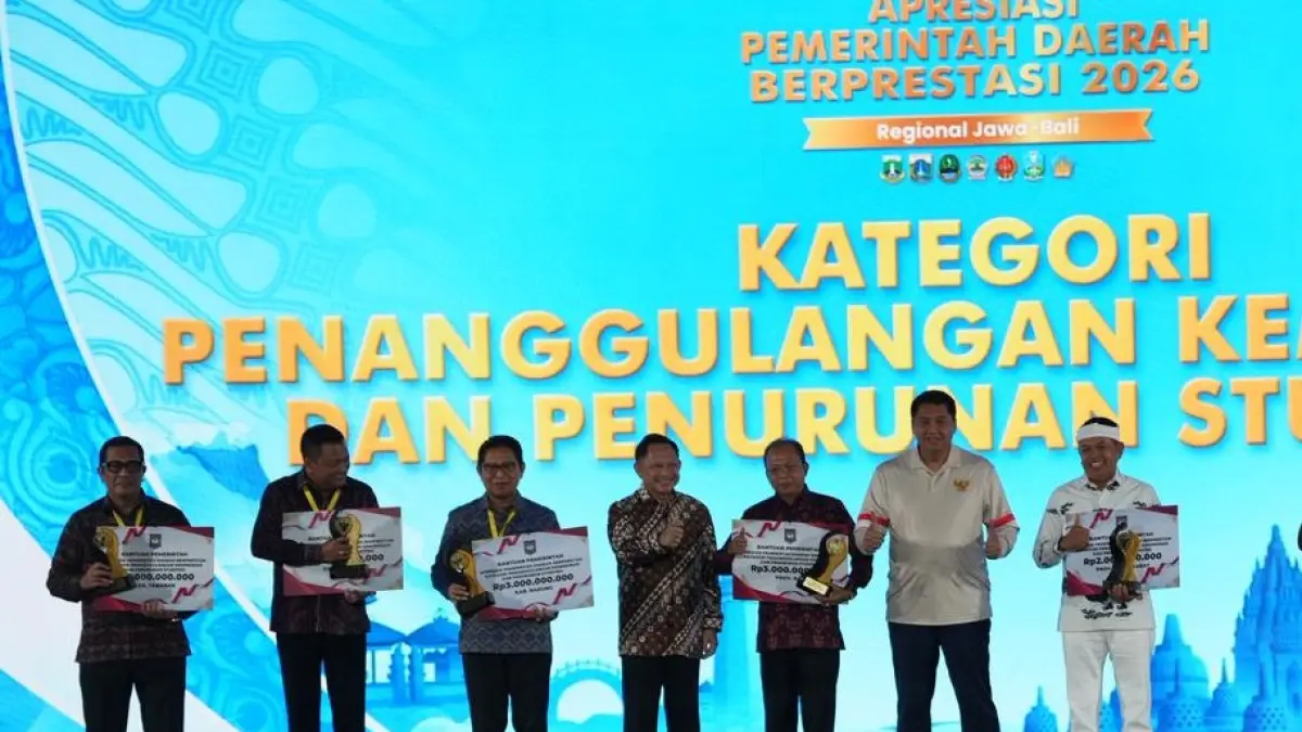 Bupati Adi Arnawa menerima penghargaan Terbaik I Kategori Penanggulangan Kemiskinan dan Penurunan Stunting Tingkat Kabupaten dari Menteri PKP RI, Maruarar Sirait di Grand Ballroom Yogyakarta Marriott Hotel, Yogyakarta, Kamis (4/6). (PROKO,PIM SETDA BADUNG)