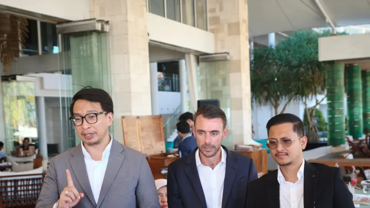 Adrian James Campbell (tengah) didampingi Kuasa Hukum Raden Suharsanto Raharjo dari Hendarman Law Firm (paling kiri) saat menyampaikan duduk perkara PT Marina Bay Investment. (Bali Express/I Gede Paramasutha)
