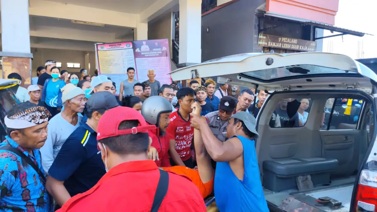 EVAKUASI: Evakuasi korban kecelakaan Tunggal di Desa Lebih, Gianyar.