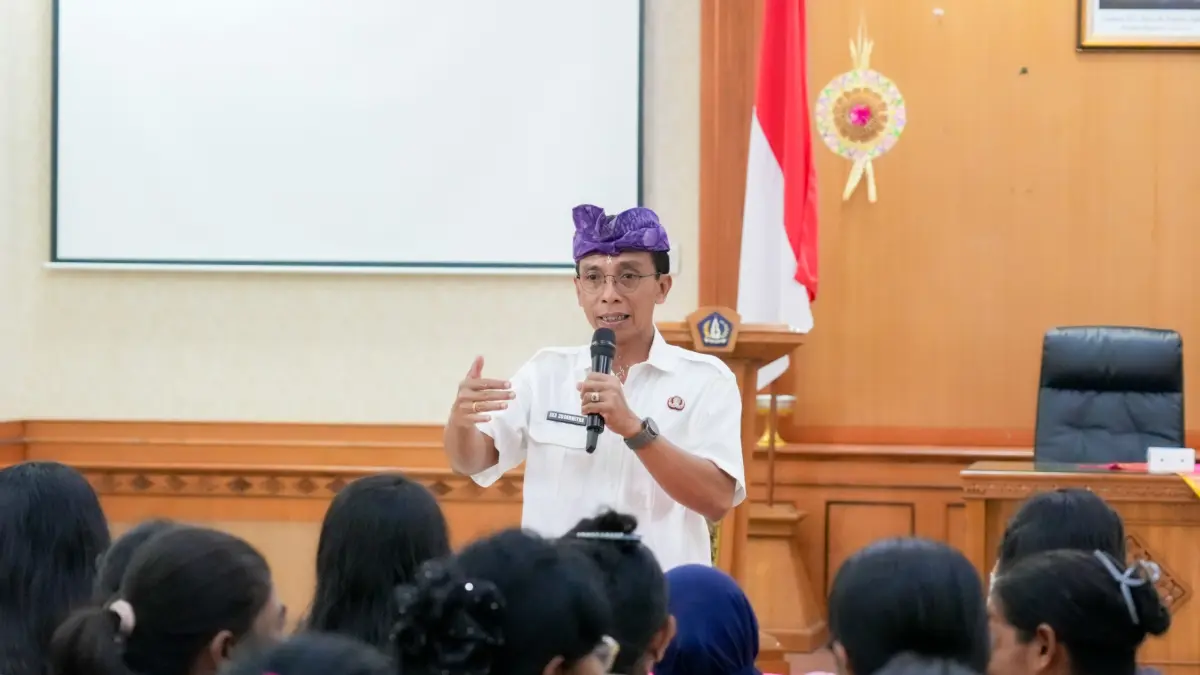 Kadis Sosial Badung, I Gde Eka Sudarwita saat memberikan sambutan dalam uji coba aplikasi Perlinsos, di Kantor Camat Kuta Utara, Kamis (4/6). (ist)
