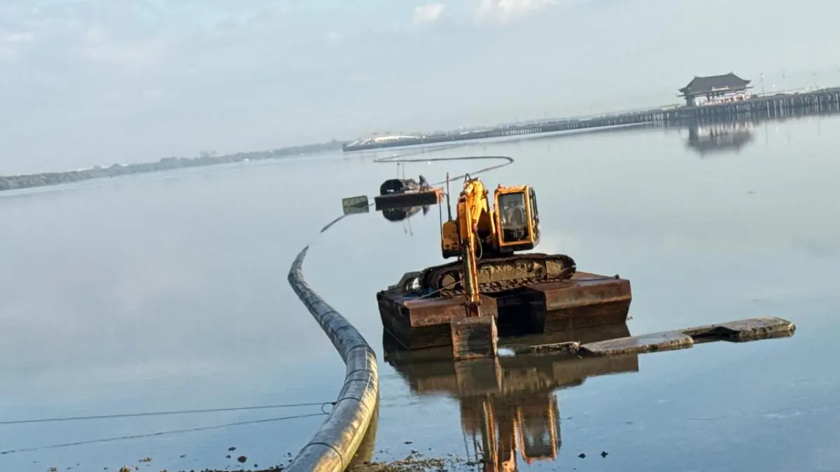 Proses pembangunan pipa bawah laut milik PDAM Badung di sekitar Tol Bali Mandara. (ist)