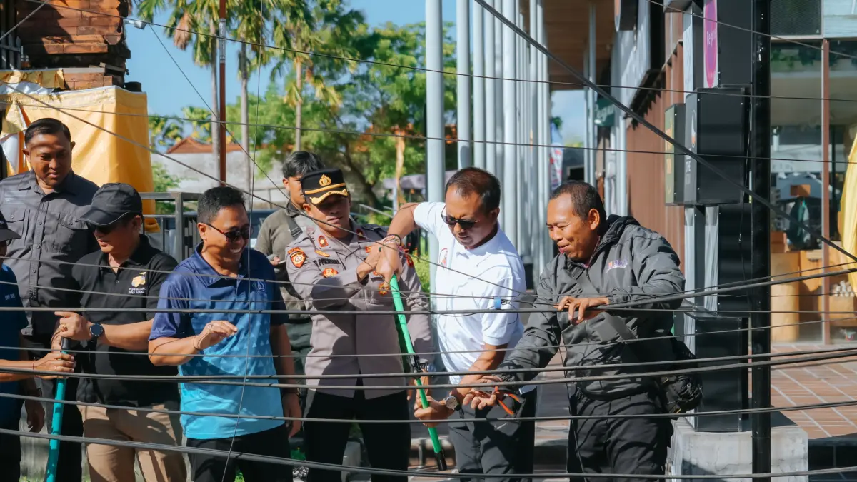 Proses pemotongan kabel provider dalam upaya menjaga estetika di Desa Tibubeneng, Kuta Utara, Jumat (5/6). (ist)