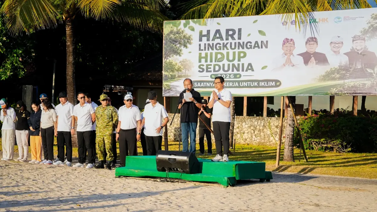 Gubernur Bali Wayan Koster dan Bupati Badung I Wayan Adi Arnawa memimpin pelaksanaan Aksi Kerja Bakti Bersih Lingkungan (Kurve) Serentak di kawasan Pantai Samuh, Benoa, Kuta Selatan, Sabtu (6/6)