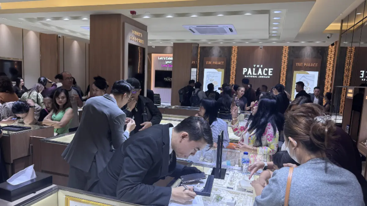RAMAI: Gerai Toko Emas The Palace yang ramai dikunjungi pelanggan