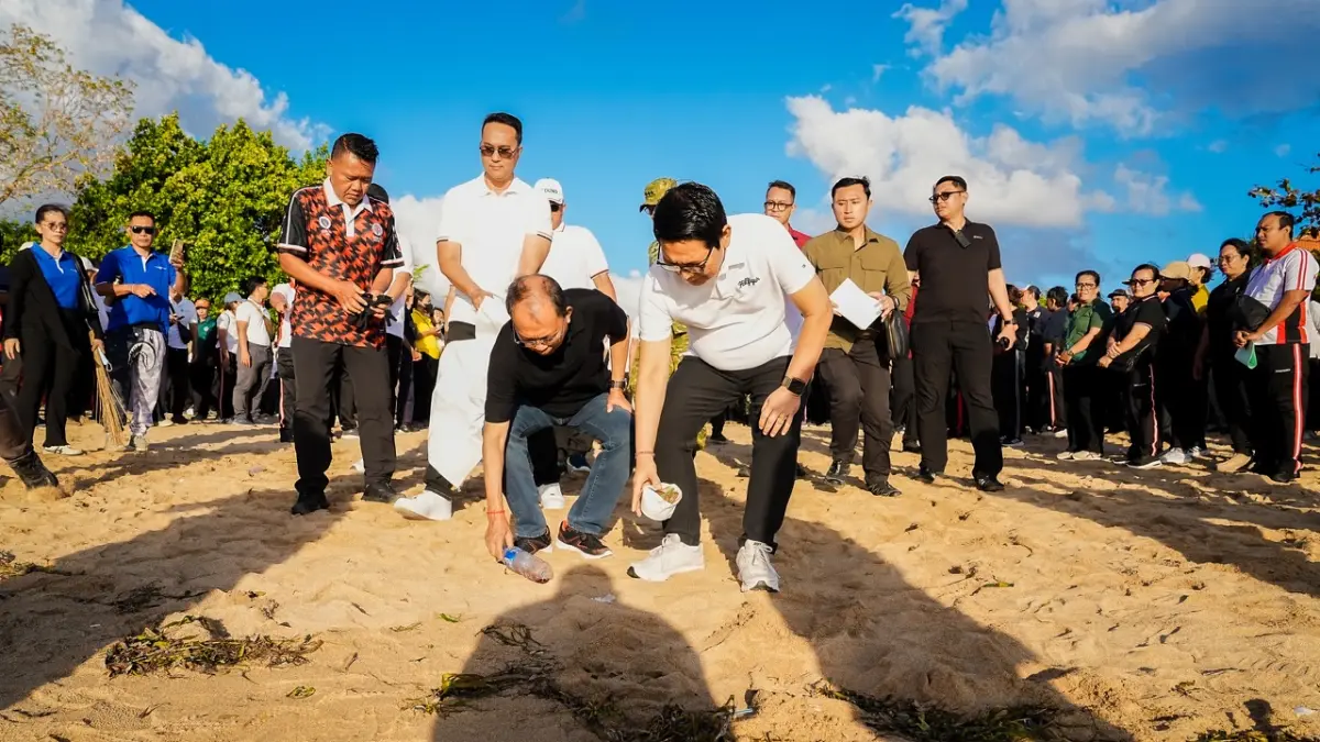 Bupati Adi Arnawa mendampingi Gubernur Wayan Koster saat Aksi Kerja Bakti Bersih Lingkungan (Korve) Serentak di kawasan Pantai Samuh, Benoa, Kuta Selatan, Sabtu (6/6). (PROKOMPIM SETDA BADUNG) 