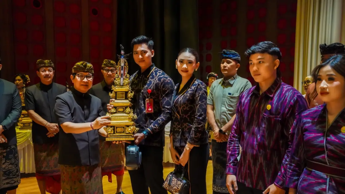 Bupati Adi Arnawa saat menutup PKB Kabupaten Badung XLVIII Tahun 2026 di Balai Budaya Giri Nata Mandala, Puspem Badung, Minggu (7/6). (PROKOMPIM SETDA BADUNG)