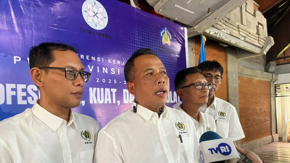 Ketua PWI Bali I Wayan Dira Arsana (dua dari kiri) menyampaikan terkait langkah strategis untuk memperkuat kualitas sumber daya manusia dan profesionalisme insan pers di Bali. (Bali Express/Istimewa)