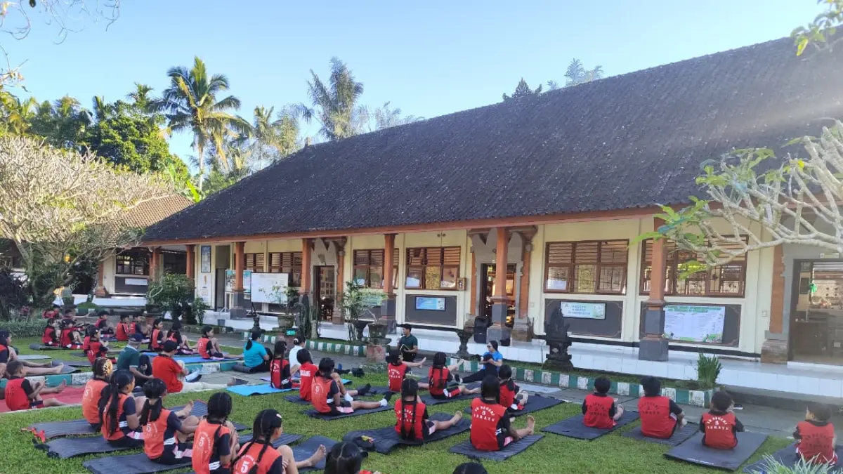 YOGA : Praktek yoga yang dilaksanakan oleh SDN 5 Sebatu, Tegallalang.&nbsp;