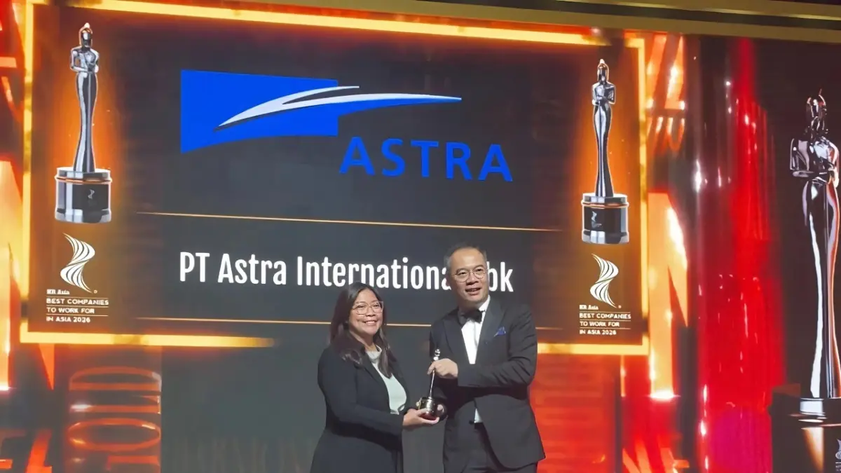 Chief of Corporate Human Capital Development Astra Matilda Esther Rotinsulu (kiri) saat menerima penghargaan utama HR Asia Best Companies To Work For In Asia 2026 yang diberikan oleh Group Publisher and Editor-in-Chief of HR Asia Datuk William Ng (kanan) dalam perhelatan HR Asia Best Companies To Work For In Asia 2026.