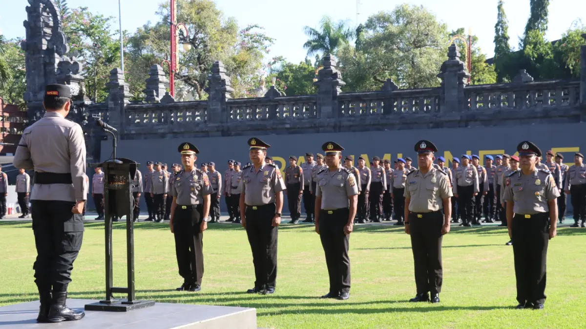 UPACARA : Upacara kenaikan pangkat perwira dan pelepasan purnabakti personel Polres Gianyar.