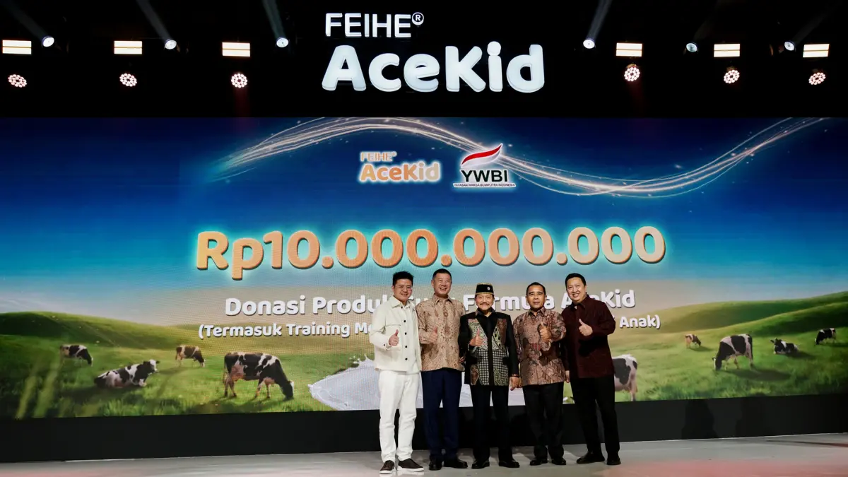CEO AceKid Indonesia, Ivan Lau, Founder & CEO FEIHE International Leng You Bin, Ketua Umum Yayasan Warga Bumiputra Indonesia (YWBI), A. M. Hendropriyono, Purnawirawan TNI dan Sekretaris Yayasan Warga Bumiputra Indonesia, Tono Suratman, serta Bendahara Yayasan Warga Bumiputra Indonesia, Garibaldi Thohir dalam seremoni penyerahan donasi produk susu formula AceKid senilai Rp10 miliar kepada YWBI pada acara Grand Launching AceKid Indonesia di Jakarta, Minggu (07/06/2026). Donasi ini menjadi bagian dari komitmen AceKid dalam mendukung pemenuhan nutrisi anak di Indonesia.

