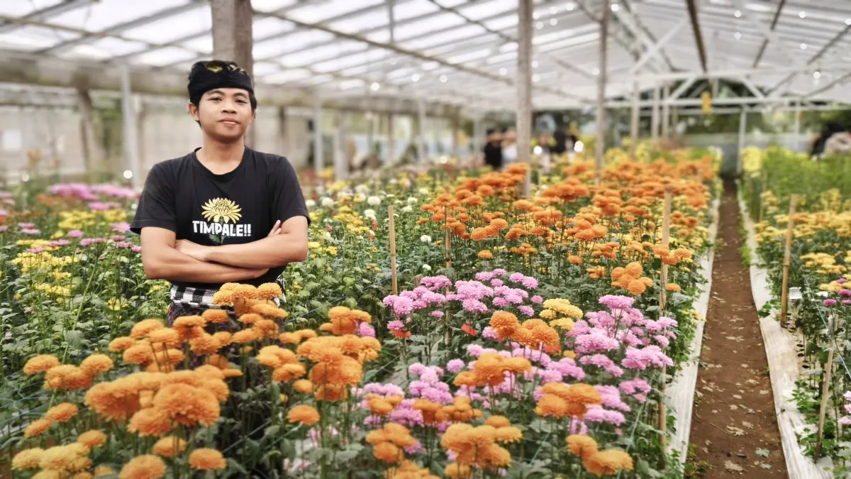 Bayu, pengelola Agro Pudak Lestari Farm yang membranding diri sebagai Petani Kocak untuk teknik marketing. (Dian/Bali Express)