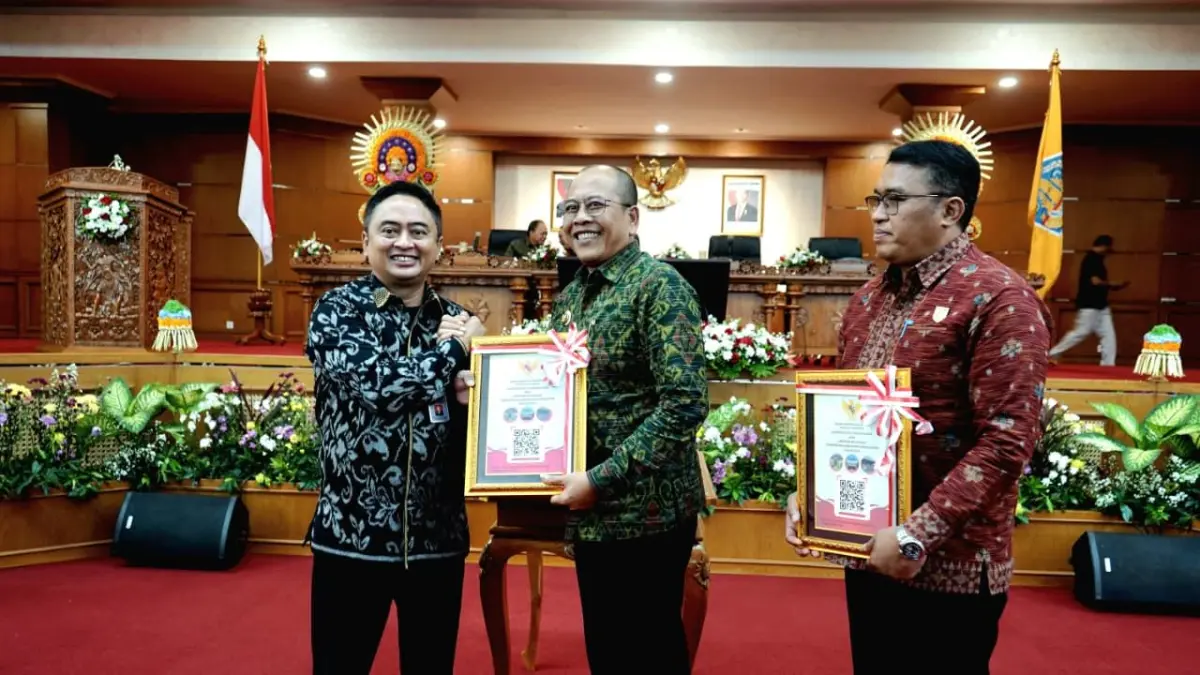 Bupati Karangasem I Gusti Putu Parwata (tengah) menghadiri Rapat Paripurna Penyerahan Laporan Hasil Pemeriksaan (LHP) atas LKPD Tahun Anggaran 2025 di Ruang Sidang Utama DPRD Provinsi Bali, Senin (8/6/2026). (Ist)