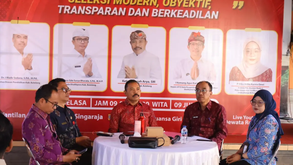 Dialog Interatif yang diselenggarakan salah satu radio swasta di Wantilan Desa Adat Buleleng, Selasa, (9/6) dengan membahas persoalan SPMB 2026