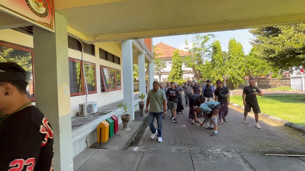 PENOLAKAN ORMAS:&nbsp;Sekelompok warga Bali yang mengatasnamakan diri sebagai individu mendatangi Kantor Badan Kesatuan Bangsa dan Politik (Kesbangpol) Provinsi Bali, Senin (8/6)
