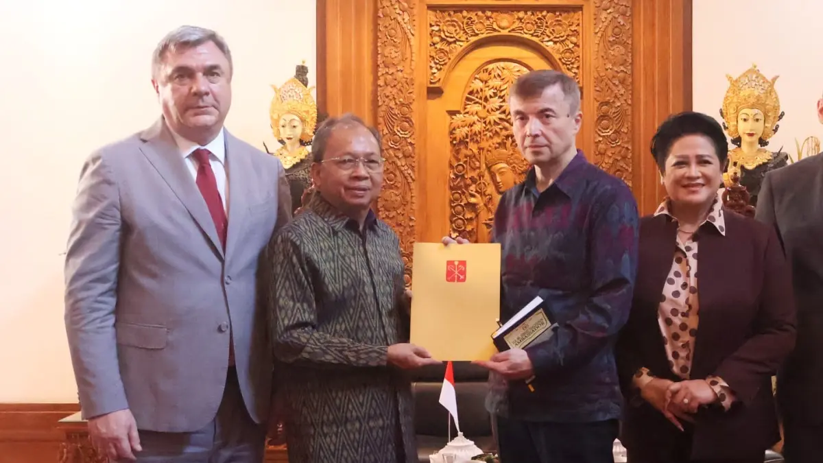 PERKUAT KERJASAMA:&nbsp;Gubernur Bali, Wayan Koster, menerima kunjungan Delegasi Parlemen Saint Petersburg yang dipimpin Ketua Parlemen Saint Petersburg, Alexandr Belski dalam pertemuan yang berlangsung pada Senin (8/6) di Jaya Sabha