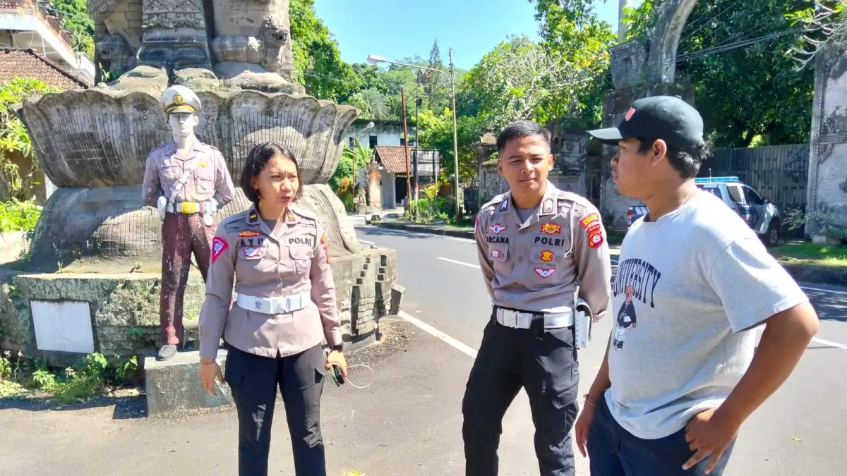 Polres Klungkung melaksanakan olah TKP kecelakaan lalu lintas di Jalan Raya Takmung, tepatnya di Simpang Tiga Museum Gunarsa, Banjar Banda, Desa Takmung, Minggu (7/6/2026). (Ist)

&nbsp;